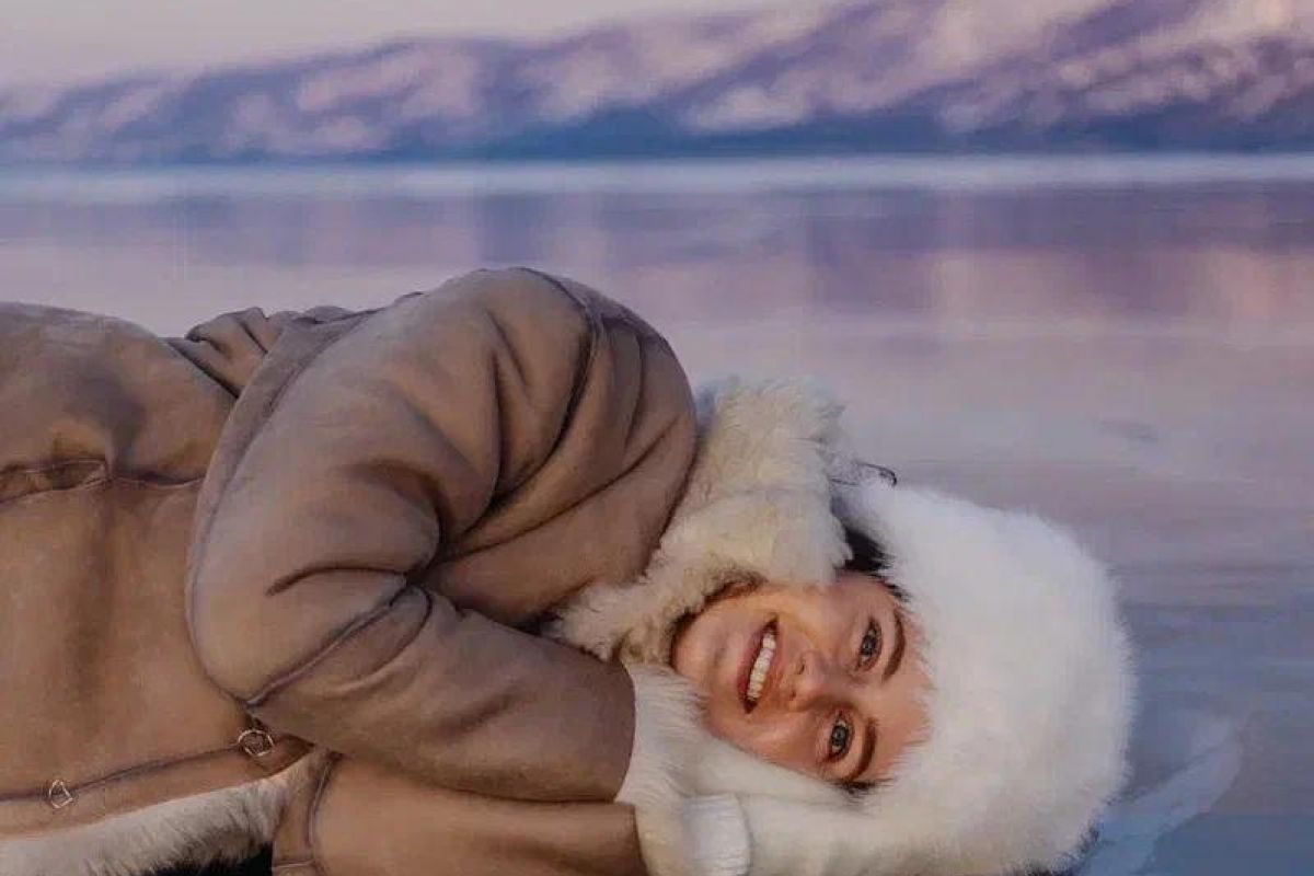 Гладкий лед Баргузинского залива.